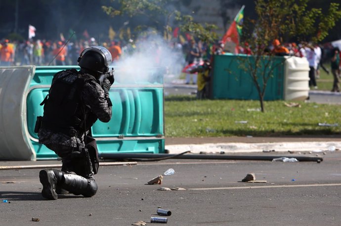 Choques entre policías y manifestantes en Brasilia