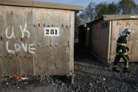 Cientos de migrantes, en condiciones "desastrosas" tras el incendio de un campamento en el norte de Francia