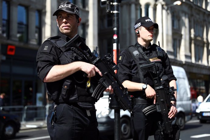 Policías armados en Londres