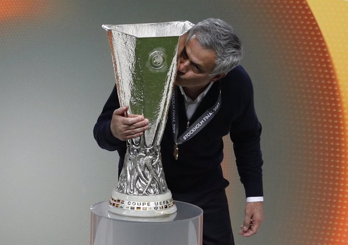 José Mourinho besa a la copa de la Europa League
