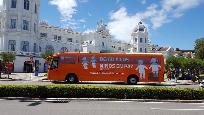 Autobús de Hazte Oír en el Sardinero