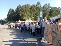 Un centenar de trabajadores del CAD de Sierrallana se concentra contra el traslado de residentes