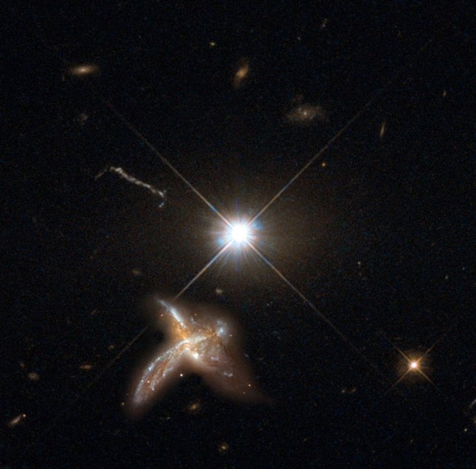Cuásar cerca de una galaxia en fusión
