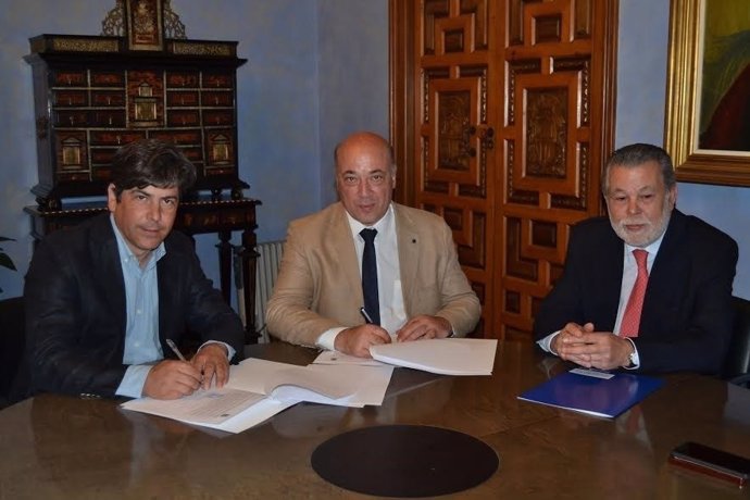 Antonio Ruiz (centro) y Rafael Llamas (izda.) firman el convenio