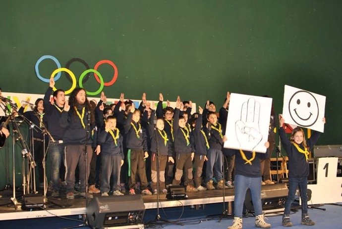 Grupo scout actuando