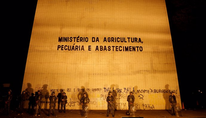 Ejército protege Ministerio de Agricultura en Brasil