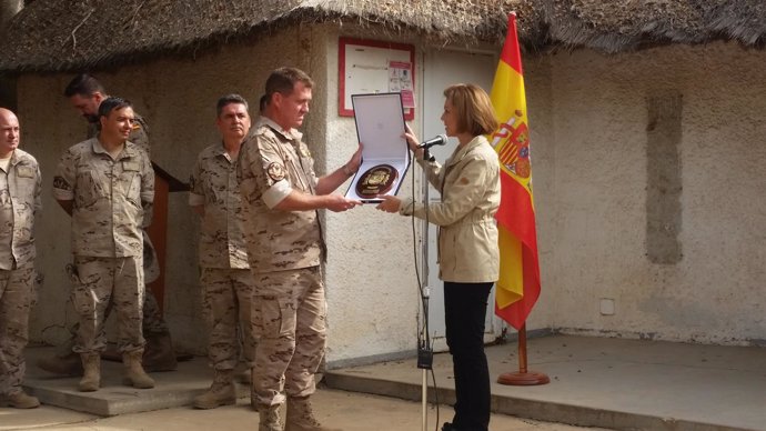María Dolores de Cospedal visita a los militares en Senegal