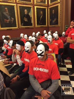 Protesta de los Bomberos de Palma en el pleno de Cort