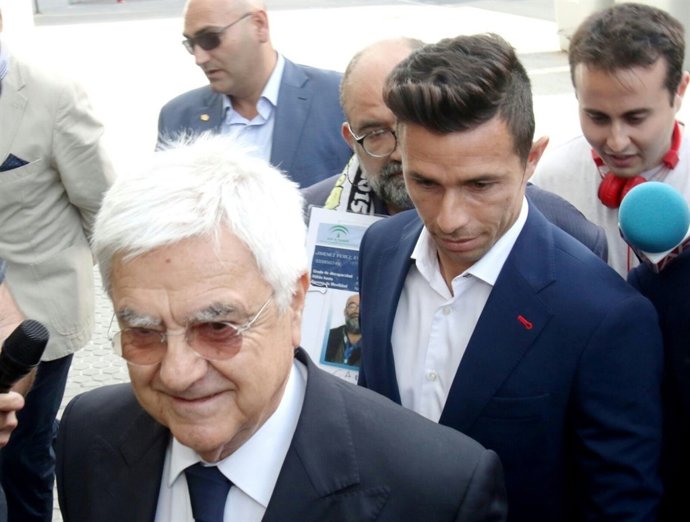 El futbolista Rubn Castro en arribar als jutjats al costat del seu advocat