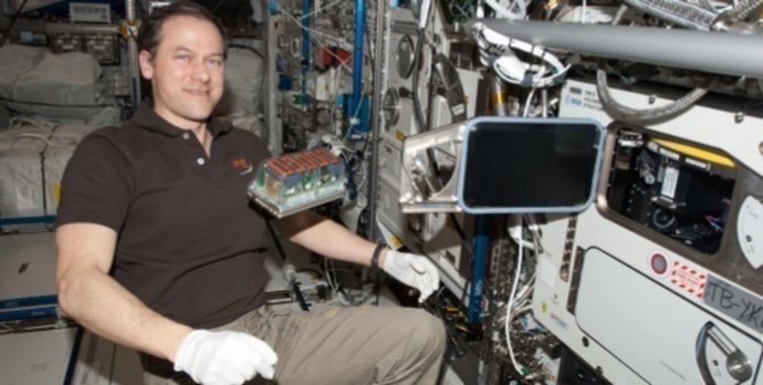 El astronauta Tom Mashburn, en la ISS, con el experimento Seedling Growth