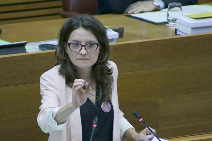 Monica Oltra en la tribuna de las Corts