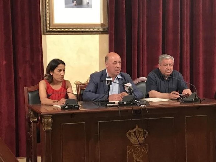 Pozuelo y Ruiz (centro), tras la firma del convenio