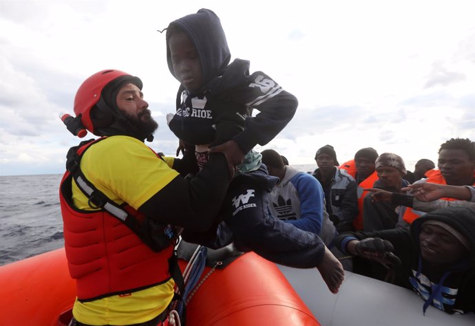 Rescate de un niño migrante en el Mediterráneo