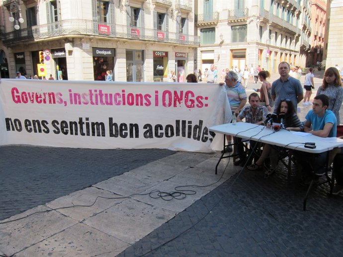 Famílies ucraïneses de refugiats en una protesta a la plaça Sant Jaume 