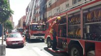 Evacúan un centro de salud y seis personas sufren inhalación de humo por un incendio en un edificio de Mislata