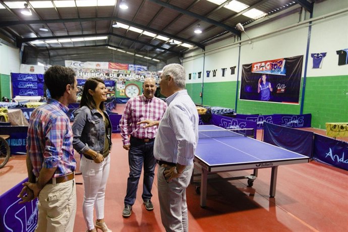 La comitiva ha visitado el Pabellón de Deportes donde se disputará el campeonato