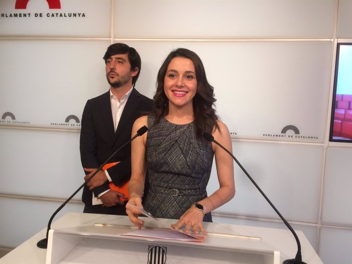 La portavoz de Cs, Inés Arrimadas, con el portavoz económico Toni Roldán