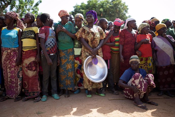 Mujeres desplazadas esperan a recibir ayuda en RCA