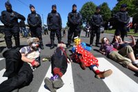 Unas 80 personas protestan contra la OTAN en las inmediaciones de la cumbre