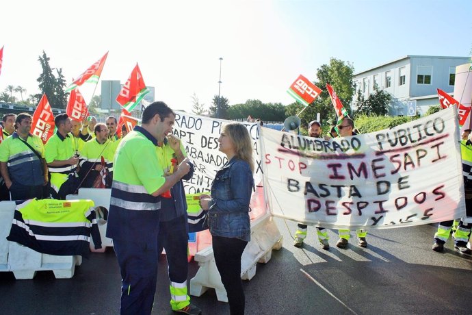 Eva Oliva con los trabajadores.