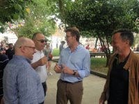 Saludos y encuentros con rivales políticos en el paseo de Feijóo en las fiestas de la Ascensión