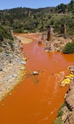 Río Odiel tras el vertido de la mina de La Zarza, en Huelva.