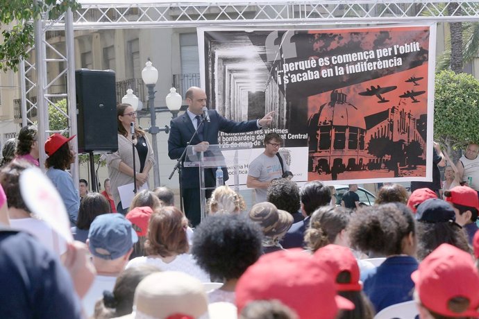 El alcalde de Alicante, Gabriel Echávarri, y  la concejala de Memoria Hist