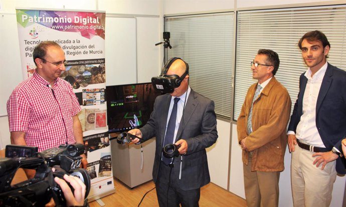 Andrés Carrillo prueba el primer juego educativo de realidad virtual