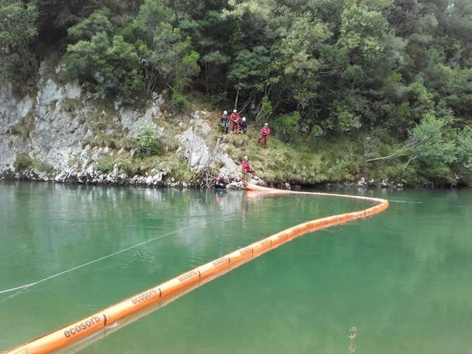 Trabajos preventivos 112 para evitar vertidos al río Deva