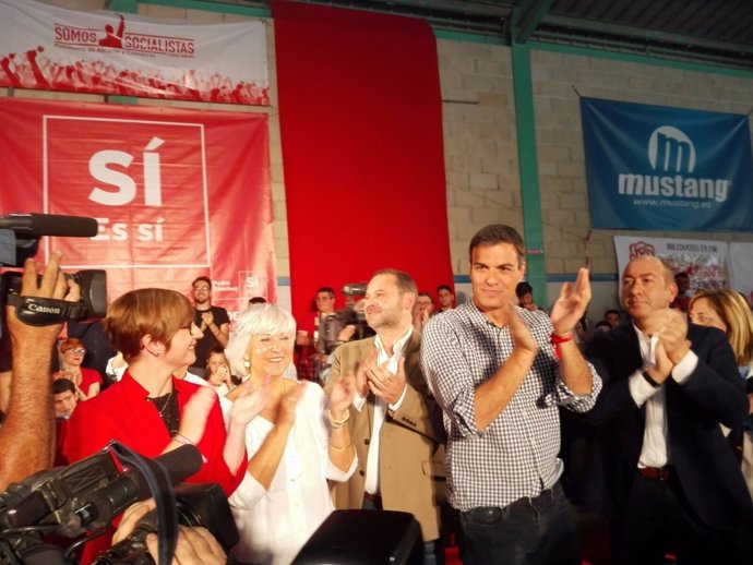 Pedro Sánchez, de gris, entre José Luis Ábalos y Alejandro Soler en Elche