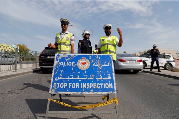 Policías en un control en Bahréin