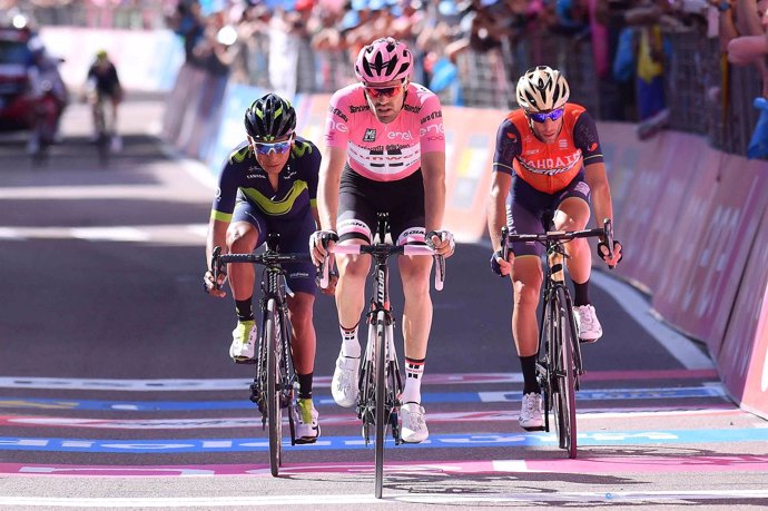 Dumoulin entra en la meta junto a Quintana y Nibali
