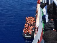 Rescatados en el mar Mediterráneo 2.300 inmigrantes y refugiados