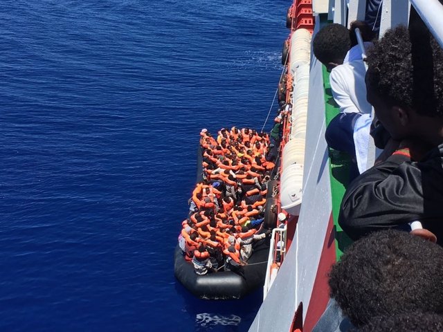 Rescate de una embarcación con inmigrantes en el Mediterráneo