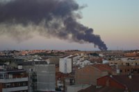 Sucesos.- El incendio de una nave de madera en Lleida provoca una gran columna de humo