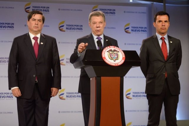 Presidente de Colombia, Juan Manuel Santos, junto al ministro del Interior