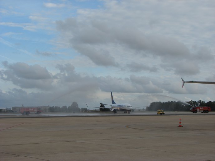 Avión de la ruta de Nápoles-Sevilla en el aeropuerto de San Pablo