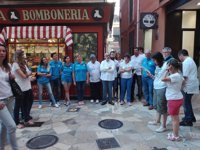 Los Voluntarios de 'la Caixa', primeros espectadores de la ruta cultural guiada por personas con discapacidad de Amadip 