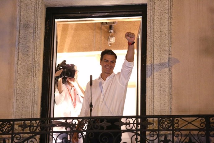 Pedro Sánchez treu el cap a la balconada de Ferraz després de guanyar les primàr