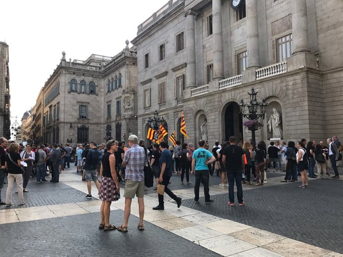 Treballadors de L'Auditori a la plaça Sant Jaume