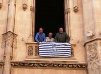 La fachada del Consell de Mallorca luce la bandera del Atlètic Balears con motivo de su 75º aniversario