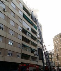 Extinguido un incendio en un piso de Córdoba con varios afectados por inhalación de humo
