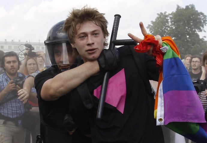 Un detenido en Rusia en una manifestación a favor de los homosexuales