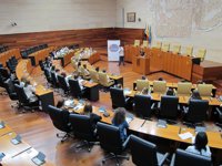 La presidenta de la Asamblea considera "urgente" que Europa refuerce el vínculo entre las instituciones y los ciudadanos