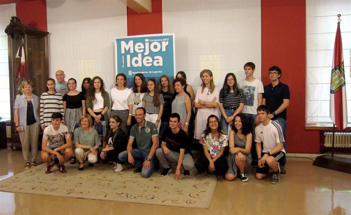 Gamarra, con los jóvenes participantes en la Mejor Idea 2017