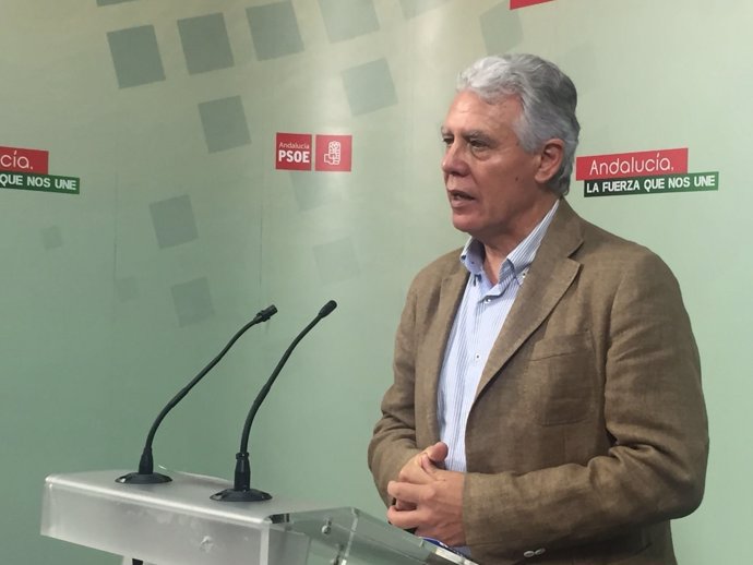 El senador del PSOE Francisco Menacho, en rueda de prensa