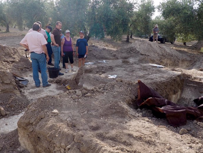 Caravaca (centro) con familiares de los fusilados junto a la excavación