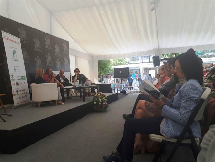 Aguilar asiste a la presentación de un libro sobre Teatro Lebrijano