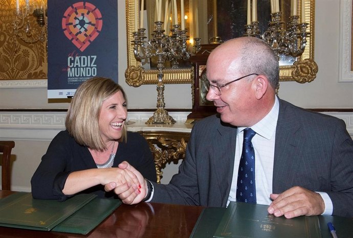 La presidenta de la Diputación de Cádiz con el presidente de los empresarios