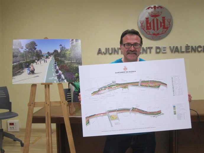 Grezzi con el plano y la imagen de la modificado del Parque Lineal de Benimàmet 